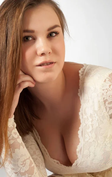 Beyaz Elbiseli Güzel Bir Kız Beyaz Arka Planda Genç Seksi — Stok fotoğraf