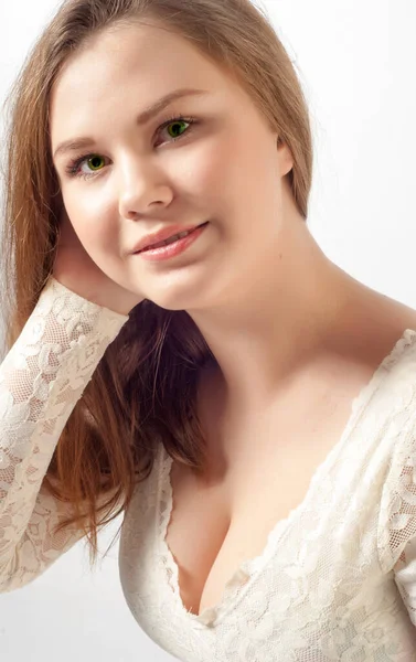 穿着白衣的漂亮姑娘 一个有着白色背景的年轻性感女人的画像 美丽优雅的金发女人穿着白衣的画像 — 图库照片