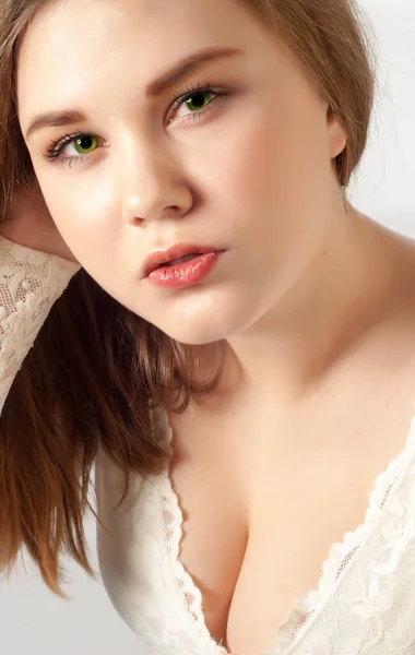 Красива Дівчина Білій Сукні Портрет Молодої Сексуальної Жінки Білому Тлі — стокове фото