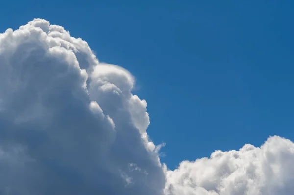 Fotografía Diseñador Cielo Nubes Acumulan Sobre Fondo Azul —  Fotos de Stock