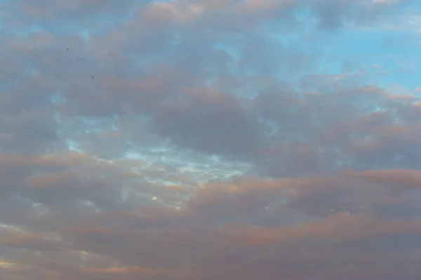 Fotografía Diseñador Cielo Nubes Acumulan Sobre Fondo Azul — Foto de Stock