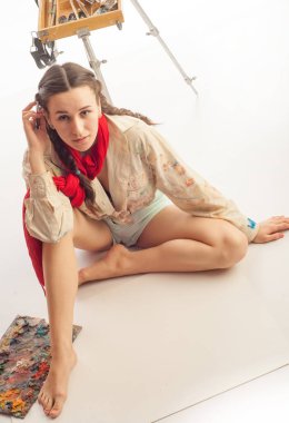  Mavi elbiseli güzel bir kadın resmi. Göz kamaştırıcı kadın, mavi elbise giyiyor.. 