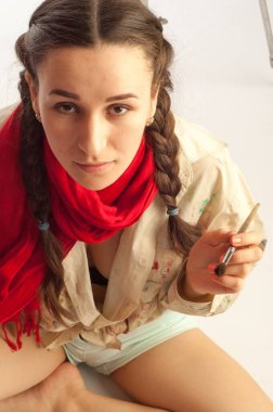  Mavi elbiseli güzel bir kadın resmi. Göz kamaştırıcı kadın, mavi elbise giyiyor.. 