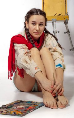 Resim için fırçası olan bir kız, şövalesi olan bir sanatçı.