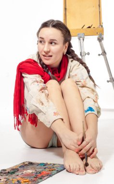 Resim için fırçası olan bir kız, şövalesi olan bir sanatçı.