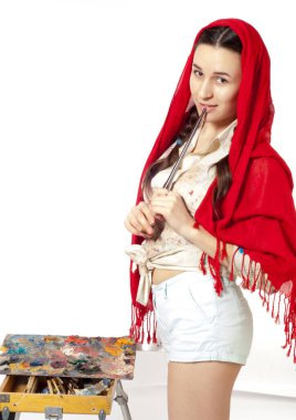 Resim için fırçası olan bir kız, şövalesi olan bir sanatçı.