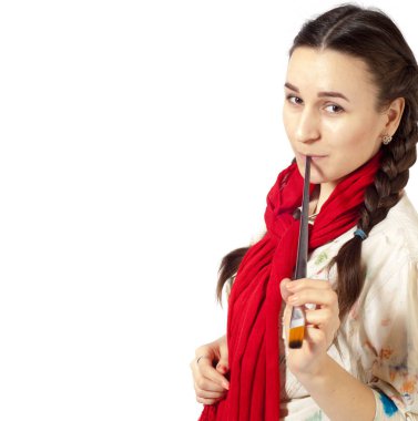 Resim için fırçası olan bir kız, şövalesi olan bir sanatçı.