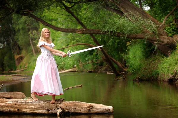 Foto Verano Modelo Chica Con Una Espada Rosa Vestido Bola — Foto de Stock