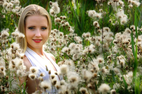 Foto Verano Modelo Chica Bosque Pinos Vestida Con Vestido Blanco —  Fotos de Stock