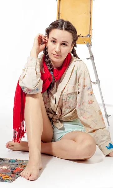 Flicka Med Pensel För Målning Konstnären Med Staffli — Stockfoto