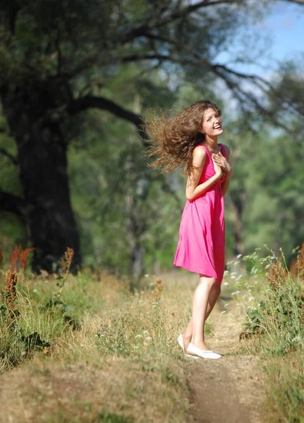 Menina Sob Céu Aberto Modelo Vestido Verão Vermelho — Fotografia de Stock