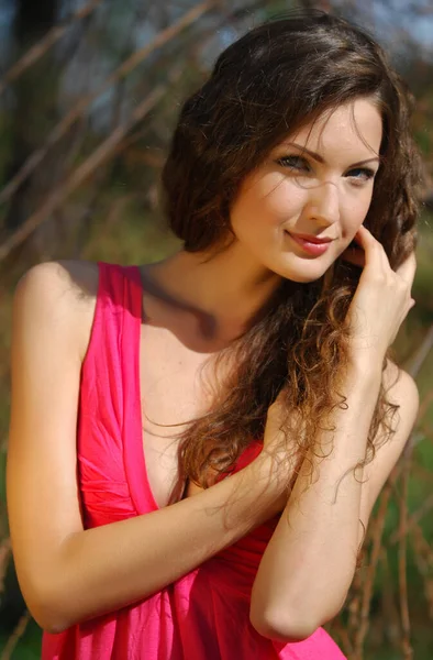 Menina Sob Céu Aberto Modelo Vestido Verão Vermelho — Fotografia de Stock