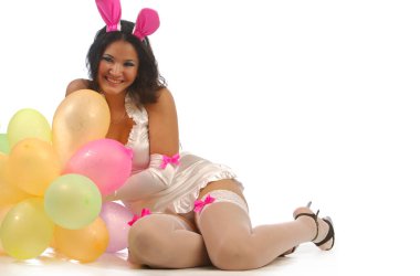 Stüdyo fotoğrafçılığı. Kız playboy tavşanını canlandırıyor.