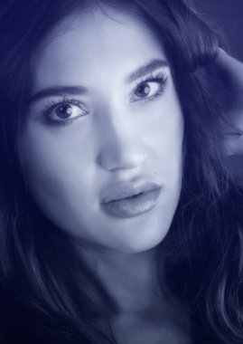 Klasik yumuşak odaklanma. Güzel esmer kız portresi. Güzel esmer saçlı genç bir kadının yakın plan portresi. Makyaj, kozmetik.