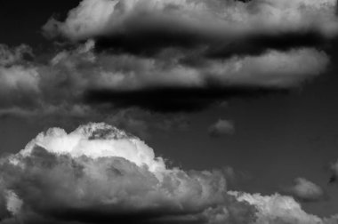 Tasarım işi için boş. Bulutlar siyah ve beyaz, siyah ve nötr bir zemin üzerinde..