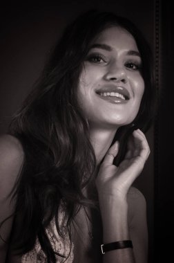 Stüdyo fotoğrafçılığı, beyaz gecelikli esmer, tombul güzel dudaklar, koyu kahverengi saçlar, siyah göz bebekleri..