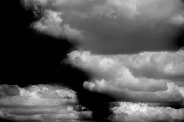 Бланк Дизайнерских Работ Облака Черно Белые Черном Нейтральном Фоне — стоковое фото