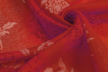 Doku, arka plan, tasarım. Çiçek desenli kırmızı ipek kumaş. Kıyafet tasarımı. Modern çiçek arkaplanı. Modern egzotik orman bitkileri. Boyama, güneş ışığı efekti