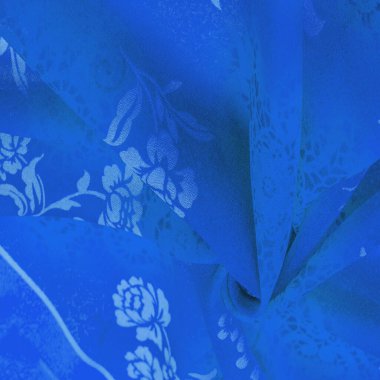 Doku, arka plan, tasarım. Çiçek desenli yeşil ipek kumaş. Kıyafet tasarımı. Modern çiçek arkaplanı. Modern egzotik orman bitkileri. Boyama, güneş ışığı efekti