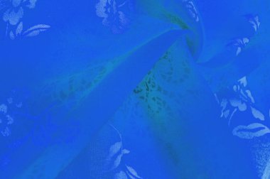 Doku, arka plan, tasarım. Çiçek desenli yeşil ipek kumaş. Kıyafet tasarımı. Modern çiçek arkaplanı. Modern egzotik orman bitkileri. Boyama, güneş ışığı efekti