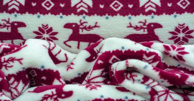 Kadife. Pelüş. Kışın giymek için. Kar geyiği, kar taneleri. Kırmızı ve beyaz tonlarda. Yumuşak, pürüzsüz ve kalın kazıklı ipek kumaş. Zengin İpek Pıhtısı