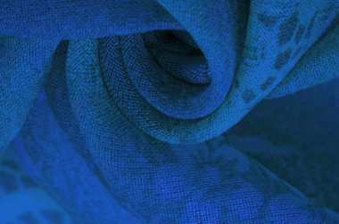 Doku, arka plan, tasarım. Çiçek desenli yeşil ipek kumaş. Kıyafet tasarımı. Modern çiçek arkaplanı. Modern egzotik orman bitkileri. Boyama, güneş ışığı efekti