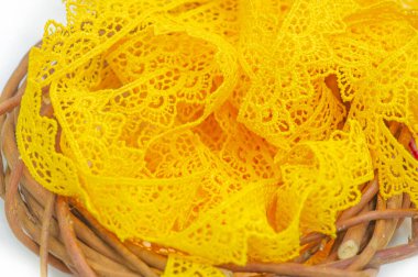 Sarı dantel kurdele. Çeşit çeşit sahneleri dekore etmek için uygun, düğün, doğum günü, sevgililer günü, parti, anneler günü, oda dekorasyonu, vb..