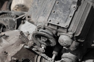 Sanayi fotoğrafçılığı. Demir metallerden yapılmış mekanik ürünlerin estetiği. Endüstriyel tesislerin içini, dışını, dişli çalı ve diğer otomobil parçalarını gösterme üzerinde çalış.