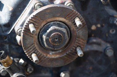 Sanayi fotoğrafçılığı. Demir metallerden yapılmış mekanik ürünlerin estetiği. Endüstriyel tesislerin içini, dışını, dişli çalı ve diğer otomobil parçalarını gösterme üzerinde çalış.