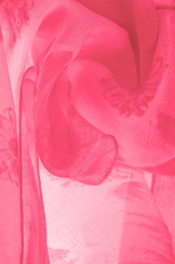 Arka plan dokusu, kırmızı ipek kumaş boyalı çayır çiçekleri, kumaş, tipik dokuma ya da örgü iplikleriyle üretilen kumaş.