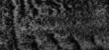 Kadife. Pelüş. Siyah. Düz bir kumaş, kadifeden daha uzun ve daha az yoğun. Pahalı ya da son derece lüks. Lüks mobilyalar, zengin, sevgili