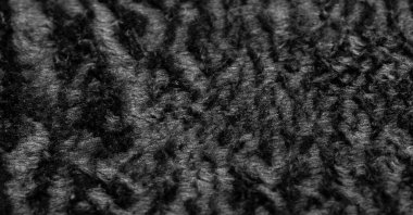 Kadife. Pelüş. Siyah. Düz bir kumaş, kadifeden daha uzun ve daha az yoğun. Pahalı ya da son derece lüks. Lüks mobilyalar, zengin, sevgili