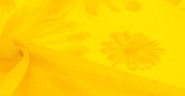 Sarı ipek kumaşlı, çiçekli, çiçekli. Renkli bir kompozisyonda bir sürü soluk çiçek. Arkaplan dokusu