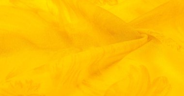 Sarı ipek kumaşlı, çiçekli, çiçekli. Renkli bir kompozisyonda bir sürü soluk çiçek. Arkaplan dokusu