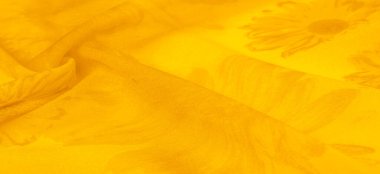 Sarı ipek kumaşlı, çiçekli, çiçekli. Renkli bir kompozisyonda bir sürü soluk çiçek. Arkaplan dokusu