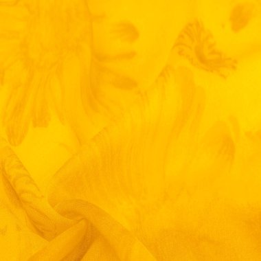 Sarı ipek kumaşlı, çiçekli, çiçekli. Renkli bir kompozisyonda bir sürü soluk çiçek. Arkaplan dokusu