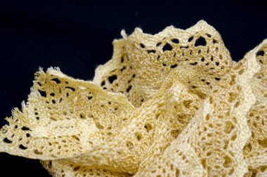 dantel kumaş. Nakışlı kumaş seti. Yakın plan, kurdeleli dantel süsleme, tasarım için işlemeli çiçek örgüsü, projeler, kenar