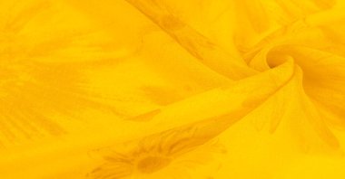 Arkaplan dokusu, sarı ipek kumaş boyalı çayır çiçekleri, spektrumda yeşil ve turuncu arasında renkler, ana çıkarıcı renk, olgun limon ya da yumurta sarısı gibi boyanmış..