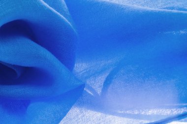 Lacivert ipek kumaş, mavi ince tahıl kumaşı. Masaüstü ürünü, görüntü perspektifi, stüdyo fotoğrafçılığı. ürün demo afişi.