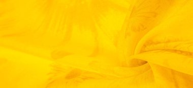 Sarı ipek kumaşlı, çiçekli, çiçekli. Renkli bir kompozisyonda bir sürü soluk çiçek. Arkaplan dokusu