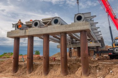 Yerel bir yolda bir köprü inşaatı, isimsiz nehir, 10.08.2019 Tataristan Rusya