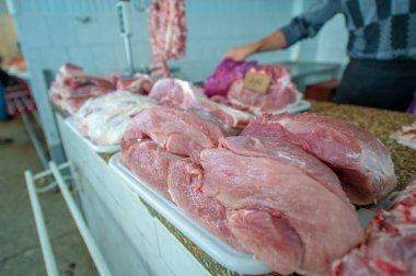 Marketin fotoğrafı, domuz eti, et katmanları ve kırmızı iştah açıcı et.