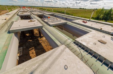 Mühendislik yapılarının fotoğrafı. Nehir üzerinde bir yol köprüsü inşaatı