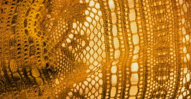 Sarı dantel kumaş, ince açık kumaş, genellikle pamuk ya da ipekten, halkalar kullanarak, iplikleri bükerek ya da örerek desenlere dönüştürür. Arkaplan dokusu, desen.