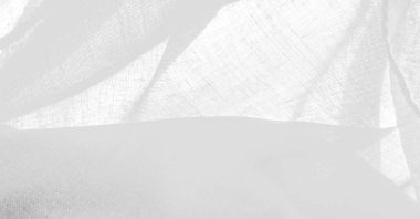 Beyazlı ipek kumaş. İnce taneli Grunge yüzey dokusu, beyaz gri saten dokusu, gümüş bir kumaş, ipek panorama, güzel yumuşak doğal bulanık desenli.