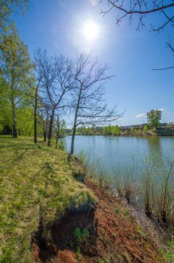 Göletin, kaynağın, huş ağacının fotoğrafları. Göl, karayla çevrili bir havzanın içinde yer alan suyla dolu bir alandır, herhangi bir nehir ya da diğer çıkış noktası hariç.