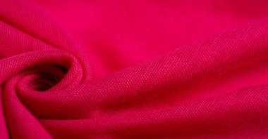 Kırmızılı ipek kumaş. İnce taneli Grunge yüzey dokusu, kızaran saten doku, yakut bir kumaş, ipek panorama, güzel yumuşak doğal bulanık desenli.