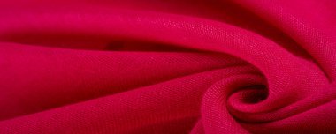 Kırmızılı ipek kumaş. İnce taneli Grunge yüzey dokusu, kızaran saten doku, yakut bir kumaş, ipek panorama, güzel yumuşak doğal bulanık desenli.