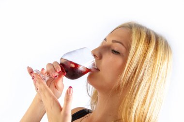 Bir mankenin stüdyo fotoğrafı, siyah elbiseli sarışın bir kız, bir bardak şarapla.