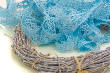 Gök mavisi dantel kurdele. Zarif renk dantel süsleme, zarif desen, kart yapmak için uygun, hediye paketi, fiyonk, mücevher tasarımı, çiçek düzenlemeleri, giysi aksesuarları, vb..